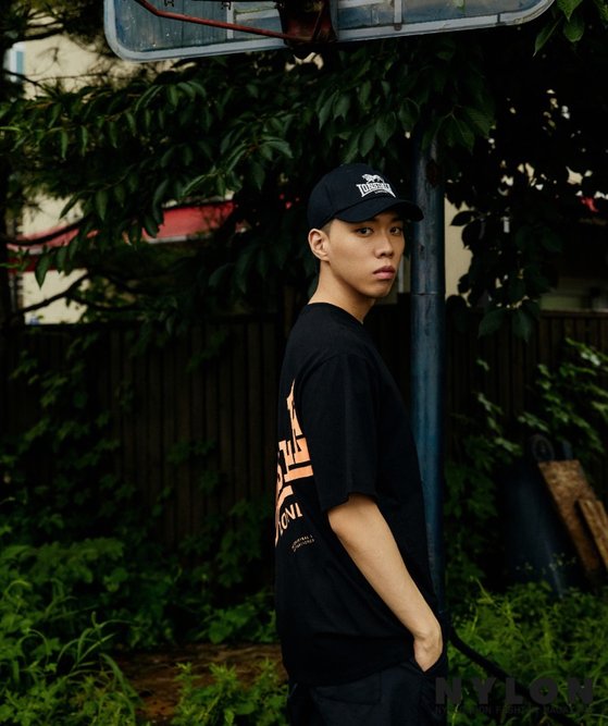 Rapper BewhYs picture, which pioneers his own unique genre, was released in the September issue of the magazine nylon.24 Days BewhY in the public picture stood in front of the camera with a free Boy in the background of a quiet village.She showcased her sensual street casual look, including all-white sweatshirts, sweatpants and a bandana accessory on the zip hood.In addition, he tried Blaze Hair, not the signature Pomad Hair, and showed off his fashionista-like appearance.