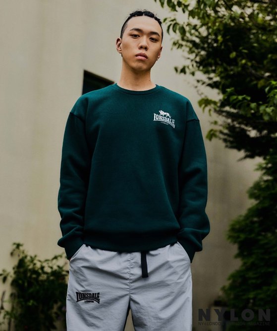 Rapper BewhYs picture, which pioneers his own unique genre, was released in the September issue of the magazine nylon.24 Days BewhY in the public picture stood in front of the camera with a free Boy in the background of a quiet village.She showcased her sensual street casual look, including all-white sweatshirts, sweatpants and a bandana accessory on the zip hood.In addition, he tried Blaze Hair, not the signature Pomad Hair, and showed off his fashionista-like appearance.