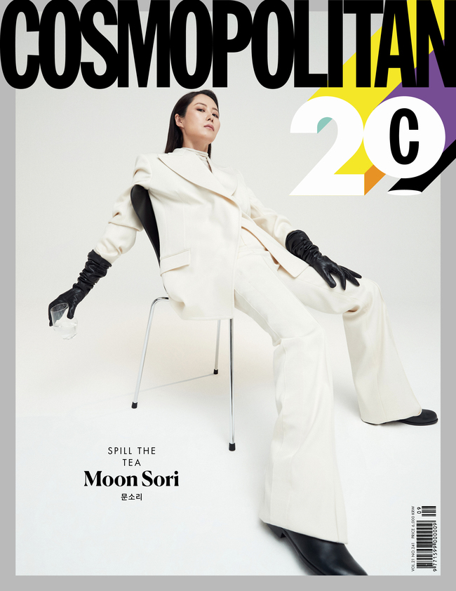 Moon So-ri an unconventional cast? I think you have to climb a mountain to be an actor. Moon So-ri showed a strong charisma.Actor Moon Sound was founded 20th AnniversaryIs decorated with 20 kinds of cover of fashion magazine Cosmopolitan.Last years debut 20th AnniversaryI enjoyed the movie, I was able to enjoy it, I was worried and enjoyed it, said Moon Sori.I have been working with famous directors since I was in my 20s and made bold choices that I had in an extraordinary role. It is a work that I chose very hard to do such a work asI thought I should go over this mountain anyway to do Actor. The point of why I should not do my work was that I was afraid of maggots, so I could not soak it. In fact, if I soaked it, maggots could eat it, and I could eat it.I decided that I was not afraid from the beginning. I have a child and I feel that we cant live without food, and we cant live without love, just like we cant breathe without air, he said. To be a good person, it is important to have a healthy body and mind.Its not just about working out time, its about life itself, and its about life that feels a little happiness in everyday life that makes a healthy body and mind.minjee Lee
