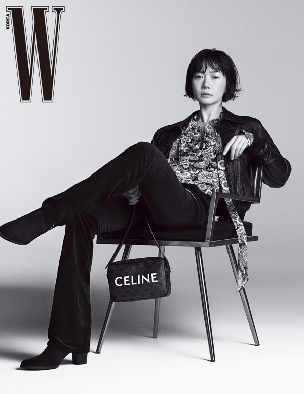 Actor Bae Doona showed neutral charm through magazine pictorials.Bae Doona, which adorns both the cover of the September issue of W. Korea, published in the first two volumes.He showed an experimental appearance of the dual duna concept by simultaneously digesting petticoat and mens wear in the Selene Winter 20 collection with his unique neutral charm.Bae Doona in the picture showed off her unique aura through her languid expression and refined poses that she could not feel.In addition, the silk blouse and soft velvet look are expressed in the way of Bae Doona.On the other hand, Bae Doona is appearing as a TVN <Secret Forest> season 2 aftershocks.