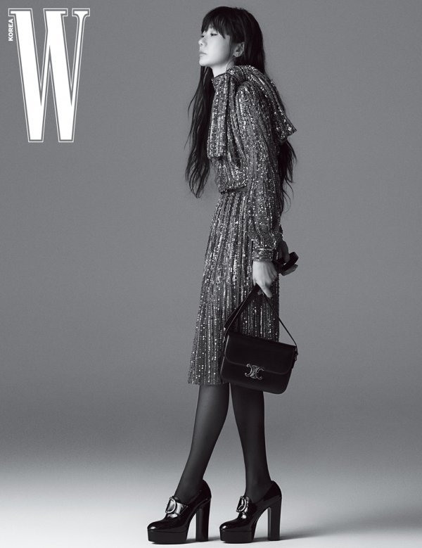 Actor Bae Doona showed neutral charm through magazine pictorials.Bae Doona, which adorns both the cover of the September issue of W. Korea, published in the first two volumes.He showed an experimental appearance of the dual duna concept by simultaneously digesting petticoat and mens wear in the Selene Winter 20 collection with his unique neutral charm.Bae Doona in the picture showed off her unique aura through her languid expression and refined poses that she could not feel.In addition, the silk blouse and soft velvet look are expressed in the way of Bae Doona.On the other hand, Bae Doona is appearing as a TVN <Secret Forest> season 2 aftershocks.