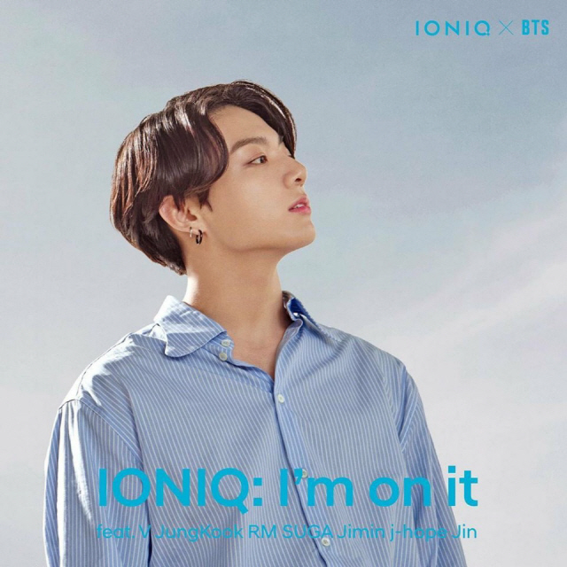 On the 24th, the official Instagram of the Hyde Lifestyle revealed that the release of the song collaborated with BTS and Hydei #IONIQxBTS was one week away, and posted a new photo of BTS members.Jungkook is staring at one of them with a faint eye, and he has a sophisticated blue striped shirt with a solid physical that shows a wide shoulder.Luxury visuals, especially with a veily jawline and a statue-like look, caught the attention of fans, along with a mysterious and dreamy aura.Meanwhile, BTS released a new composition of its digital single Dynamite music video on Saturday.