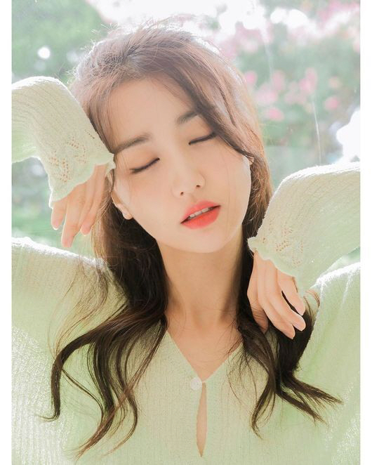 Park Ha-sun posted several photos on his instagram on Saturday, along with a witty post entitled Merona when I come.Park Ha-sun in the photo takes various poses and facial expressions in the background of nature full of green.Clear beautiful looks like Goddess in the forest are admirable.The Swindlers who saw the picture commented on It is so fresh, It is getting younger, Is not it a real fairy?On the other hand, Park Ha-sun is in the midst of filming TVN New Moon TV drama Sanhu Choriwon.