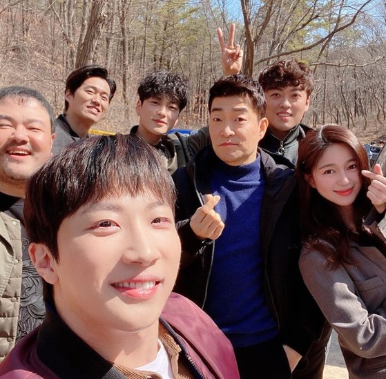 Actor Lee Elijah has unveiled the scene of The Good Detective.Lee Elijah posted a picture on his SNS on 24 Days with the post Thank you; Last Week.Lee Elijah in the public photo is with actors such as Son Hyun-joo and Jang Seung-jo in The Good Detective.She poses with a bright smile and conveys a cheerful atmosphere.The netizens who encountered the photos responded such as It is already the last, Everyone has worked hard, The shooter to the end.Meanwhile, JTBCs monthly drama The Good Detective ends today (25th) with the broadcast.