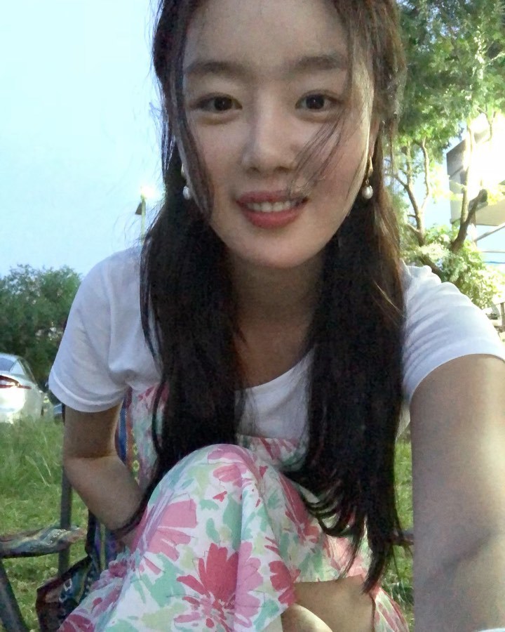 Han Sun-hwa has revealed his leisurely current situation.Actor Han Sun-hwa, from Group Secret, posted videos and photos on her Instagram account on August 25.Han Sun-hwa has a relaxing time enjoying a picnic: Han Sun-hwas innocent look in a floral dress draws attention.On the other hand, Han Sun-hwa has performed in the recent SBS drama Convenience Store Morning Staremigration site