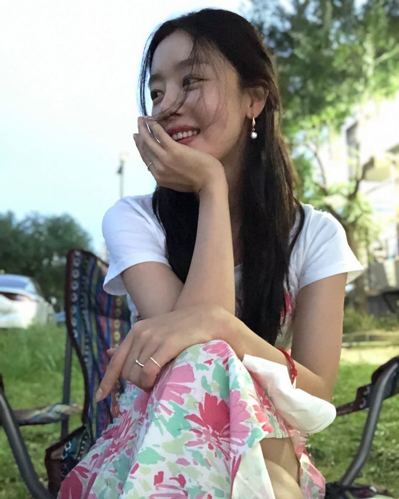 Han Sun-hwa has revealed his leisurely current situation.Actor Han Sun-hwa, from Group Secret, posted videos and photos on her Instagram account on August 25.Han Sun-hwa has a relaxing time enjoying a picnic: Han Sun-hwas innocent look in a floral dress draws attention.On the other hand, Han Sun-hwa has performed in the recent SBS drama Convenience Store Morning Staremigration site