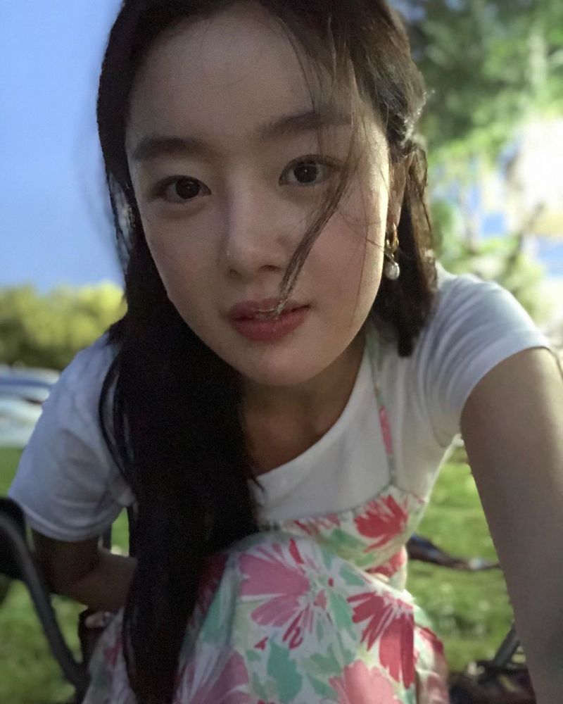 Han Sun-hwa has revealed his leisurely current situation.Actor Han Sun-hwa, from Group Secret, posted videos and photos on her Instagram account on August 25.Han Sun-hwa has a relaxing time enjoying a picnic: Han Sun-hwas innocent look in a floral dress draws attention.On the other hand, Han Sun-hwa has performed in the recent SBS drama Convenience Store Morning Staremigration site