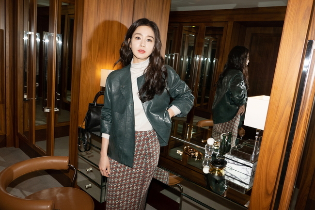 Actor Kim Tae-hee showed off her goddess figure.Kim Tae-hee, who was released on August 25th, completely digested the pleats skirt and beige color jacket in her natural and comfortable space with her unique atmosphere.The calm tone-on-tone styling of autumn shows a sophisticated atmosphere, and when the check skirt is coolly matched to the leather jacket, it shows a chic look and shows the opposite charm and completes the autumn picture.This season, a calm and subtle pattern is expected to be stronger than a large and colored pattern, said Olivia DeLaurentis, an official of the womens wear brand. I hope you will see the scent of the coming autumn by referring to the feminine and elegant mood that Muse Kim Tae-hee suggests.minjee Lee