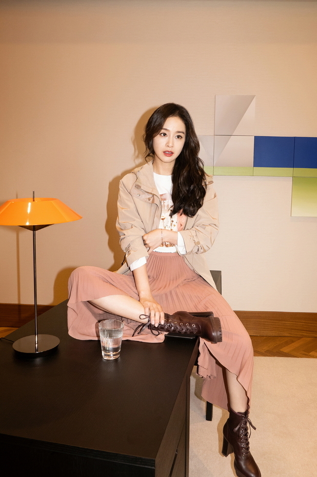 Actor Kim Tae-hee showed off her goddess figure.Kim Tae-hee, who was released on August 25th, completely digested the pleats skirt and beige color jacket in her natural and comfortable space with her unique atmosphere.The calm tone-on-tone styling of autumn shows a sophisticated atmosphere, and when the check skirt is coolly matched to the leather jacket, it shows a chic look and shows the opposite charm and completes the autumn picture.This season, a calm and subtle pattern is expected to be stronger than a large and colored pattern, said Olivia DeLaurentis, an official of the womens wear brand. I hope you will see the scent of the coming autumn by referring to the feminine and elegant mood that Muse Kim Tae-hee suggests.minjee Lee