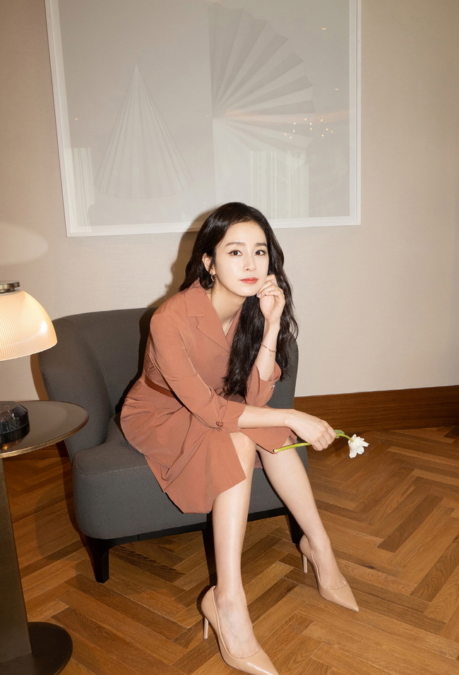 Actor Kim Tae-hee showed off her goddess figure.Kim Tae-hee, who was released on August 25th, completely digested the pleats skirt and beige color jacket in her natural and comfortable space with her unique atmosphere.The calm tone-on-tone styling of autumn shows a sophisticated atmosphere, and when the check skirt is coolly matched to the leather jacket, it shows a chic look and shows the opposite charm and completes the autumn picture.This season, a calm and subtle pattern is expected to be stronger than a large and colored pattern, said Olivia DeLaurentis, an official of the womens wear brand. I hope you will see the scent of the coming autumn by referring to the feminine and elegant mood that Muse Kim Tae-hee suggests.minjee Lee