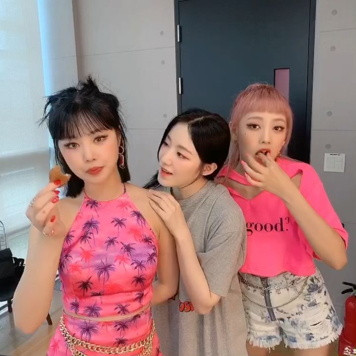 Group (G)I-DLE members Soo-jin, Shuhua and Minnie presented Cheese puffs Mukbang.(G) The official Instagram of I-DLE posted a video on August 25 with the words Cheese puffs.Inside the video, Soo-jin and Minnie eating Cheese puffs, Shuhua watching the two Mukbang.Soo-jin, Minnie, and Shuhwas cute beauty catch the eye.