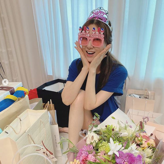 Actor Seo Ji-hye celebrates cute birthday Celebratory photoleft behind.Seo Ji-hye said on his SNS on the 25th, Thanks my fan. I roasted ham before I unpacked the gift bag.Thank you for your friends who congratulated me. Seo Ji-hye celebrated her birthday on the 24th.Seo Ji-hye is building a happy Smile, surrounded by gifts in the picture.Seo Ji-hyes cute look, which is building a bright Smile with a comfortable outfit, catches the eye.Seo Ji-hye has been loved by Song Seung-heon as a role of Woo Do-hee in MBC I want to eat dinner which was recently concluded.