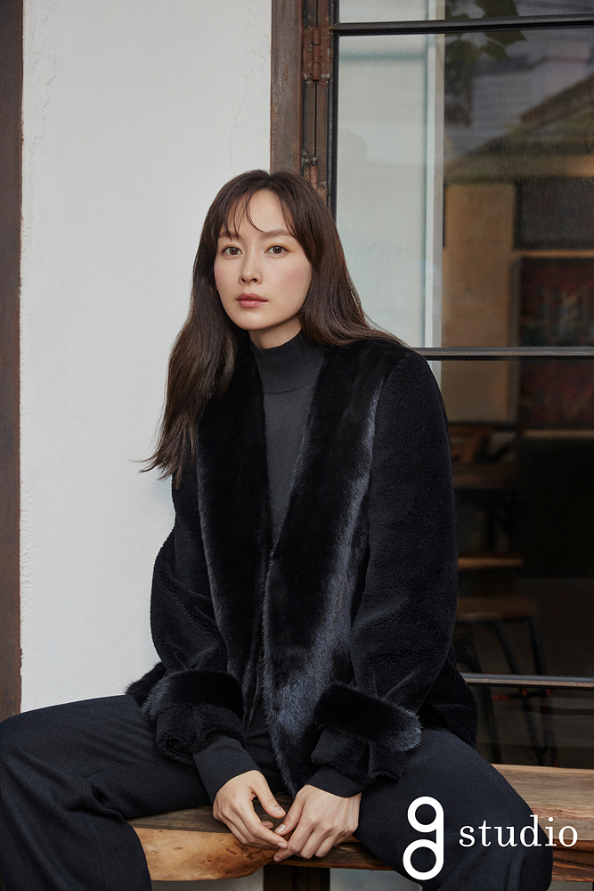 Actor Lee Na-youngs cutumn fashion picture has been released.G Studio announced the launch of the 20FW Collection Grand, marking the second anniversary of the brands birth, and released a picture with Muse Lee Na-young on the 25th.Lee Na-young in the public picture shows beautiful beauty with fashion items that are light and warm in the everyday life of winter season but did not miss Elegance.Lee Na-young in the picture shows a lovely blouse knit styling that is good to wear daily, while in another picture, he completed a luxurious look with a charming tweed pattern Picot, G Studios signature mink Full Metal Jacket muffler set, which can complete perfect styling even if given only one out of autumn and winter season.He also shows feminine styling, which looks like a petal with a matching tulle knit skirt with mink Full Metal Jacket, and suggests styling that can shine in the upcoming 20 FW season routine.