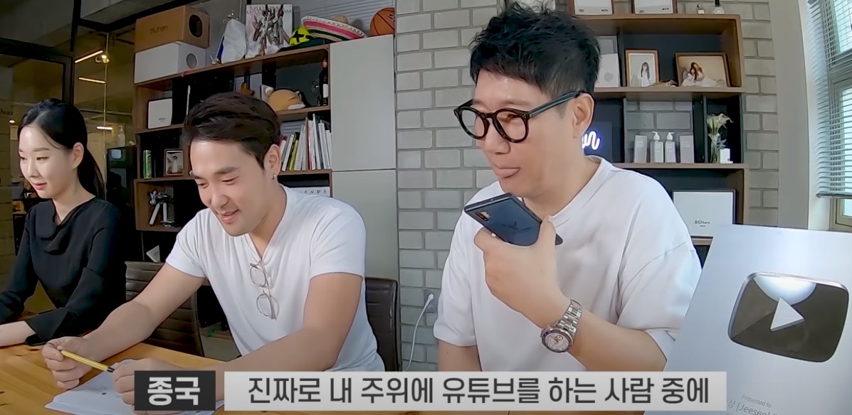 ...the reaction of the Running Man members towards Ji Suk-jin?Ji Suk-jin hits YouTube 100,000 subscribers to unbox silver buttonI did.Finally silver button unboxing on Ji Suk-jins YouTube channel The World of Geeseokjin [Jeeseokjin World] recently!!!!! Q&A!!!!!!!!!!!!!!!!!!!!!!!!!!! The video has received 117,000 views.Ji Suk-jin said: Youve been given a silver button for saving and loving me. unboxing.I will also proceed with Q & A. He said, Our country was lucky to open the wrapping paper from the old days. Then unboxing silver buttonOne Ji Suk-jin read the message of congratulations directly from YouTube CEO Susan Boychicki, followed by Q&A.When asked about how he felt at the Running Man, he said, I think it is a joke.If I do not faint Kim Jong Kook in one room, I will die. The next question is 1 night and 2 days, which is more than Running Man VS Running Man like a 10-year-old family and three times the salary.Ji Suk-jin chose Running Man without having to worry.I will choose Running Man no matter who I tell Running Man member.Among the subscribers questions, there was a message to call the members of Running Man on the spot and celebrate 100,000 subscribers.Ji Suk-jin called Kim Jong-guk, looking helpless, and after a while Kim Jong-guk answered the phone and said, Ji Suk-jin is the best in the conversation around.I will try to make Ji Suk-jin body shape project later. Ji Suk-jin called Haha, who congratulated him, saying: Congratulations on Silver Button; Ji Suk-jin is number one in New Media.