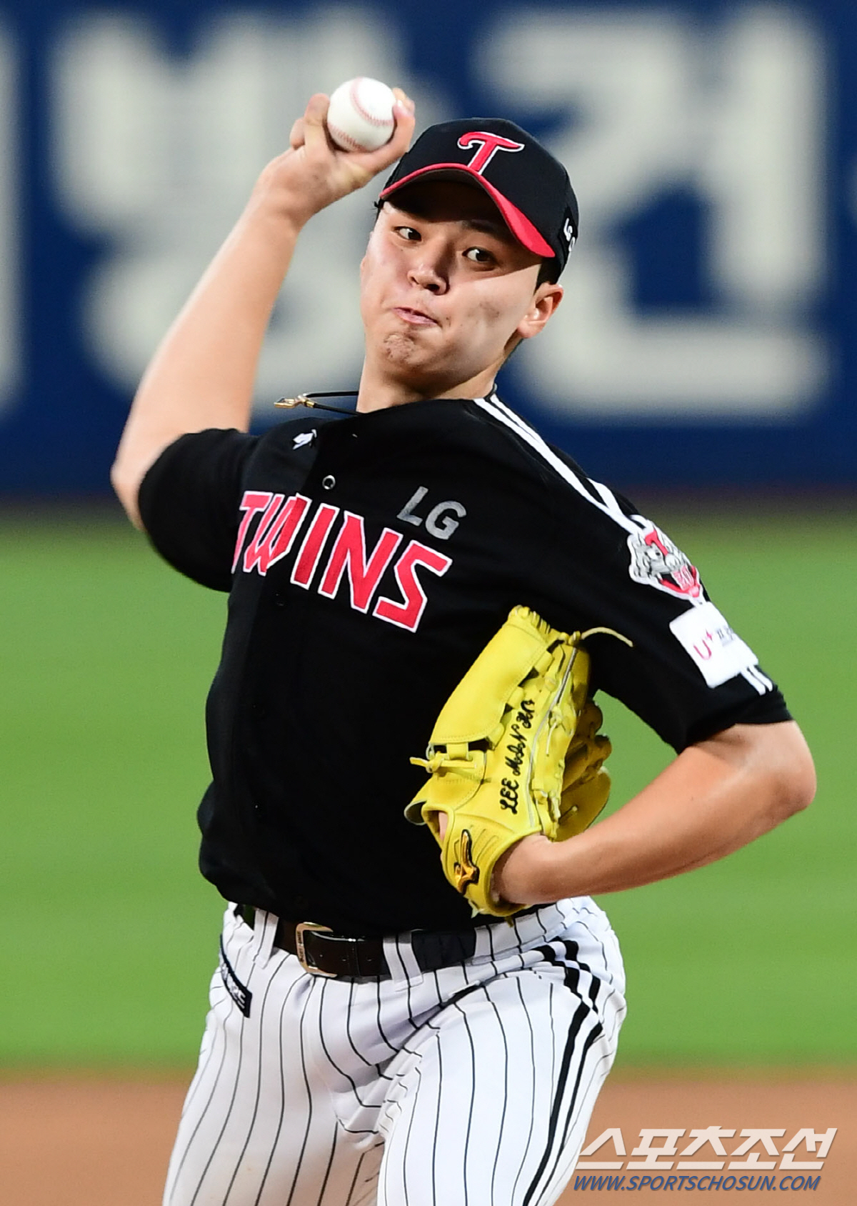 LG Twins right-hander Lee Min-ho had a valuable experience, throwing six innings in a bad battle.Lee Min-ho started the field against the Samsung Lions Lions in Deagu on the 26th and gave up 7 Hit in six innings and allowed five runs.Early steel sheets were expected to be given five points in the first inning, but kept the Mound until the sixth inning, continuing the perfect pitching from the second.In particular, Koo Ja-wooks straight-line batting at the end of the second inning suffered a dizzying moment, but later showed off his more powerful pitching and playing.But by the end of the day, he had recently given more than four consecutive points to the 3-point mark for the first time this season.He threw a total of 100 balls, and struck out four. The fastball arrest took up to 147 kilometers.Lee Min-ho threw 35 balls in the first inning, facing as many as nine batters, leading 1-0.Kim Sang-su struck out and sent Koo Ja-wook out on a walk.Daniel Falca was struck out by a rookie strikeout, but Lee Won-seok was hit by a third baseman glove and hit a hit with a left-handed hit.He then hit two runs in a row for Park Hae-min and Kang Min-ho, with the ball either driven to the center or high.In the end, Kim Hun-Gon was hit by a three-run homer in the middle of the day, resulting in a 1-5 score difference.Kim Hun-Gon pulled Lee Min-hos 140km body cutter in the second, slightly passing the left-center fence.Lee Min-ho, who allowed Kim Ji-chan to hit the infield Hit, finished the inning with Lee Sung-Gyu as a center fielder.But he did not allow a single Hit in four innings until the fifth, and he was three consecutive innings in four innings.He also reduced the number of pitches to 14 twice, 10 times in three times, and 11 times in five times, and economically dragged Kyonggi.In the fifth inning, which was 4-5, Kim Sang-su was sent out to the dune, but finished the inning lightly with a three-hitter.The final hurdle of the sixth inning was also handed over skillfully.Lee Min-ho, who sent lead Park Hae-min to the infield Hit, was in a crisis of first and second bases with Kang Min-ho giving up a left-handed hit.But Kim Hun-Gons bunt was thrown by first baseman Roberto Ramos to third base to catch the lead, and Kim Ji-chan and Lee Sung-Gyu both finished the innings neatly with ground balls.