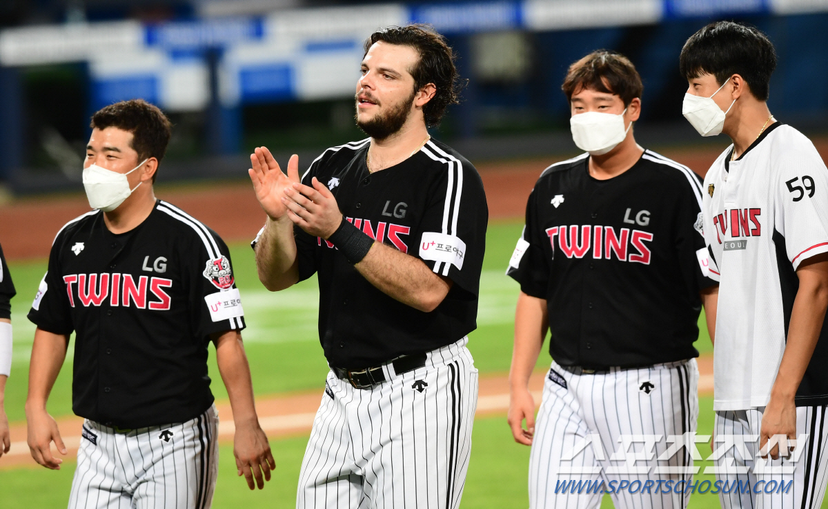 The LG Twins blew up their batting line and broke their third consecutive loss.LG beat the Samsung Lions Lions in Deagu on the 26th, winning 8-5 with four cannons including Roberto Jordi Albas final Tournhomer.LG, who broke the chain of three consecutive losses, marked 52 wins, 40 losses and 1 draw.LG starter Lee Min-ho started with five runs in the first inning, but then set the stage for a comeback by blocking additional runs until the sixth.Jordi Alba became the main player in the victory by firing a decisive cannon when there was a runner.LG scored the lead in the first inning, and Hong Chang-gi, the leader of the first inning, hit a double in the left-hand side, followed by Oh Ji-hwan and Che Eun Seong.However, the Samsung Lions overturned the game with nine hits in the first inning, beating Lee Min-ho to score five points.In the first and second base chances made by Koo Ja-wooks walks and Lee Won-seoks left-handed hit, Park Hae-min and Kang Min-ho hit a consecutive hit and turned 2-1.Kim Hun-gon then ran away to 5-1 with a three-point arch in the middle of the day.However, the Samsung Lions were not able to add to the game after being pushed by Lee Min-ho, who recovered his pitching and control.In the meantime, LGs batting line was chased a little bit and finally succeeded in re-election.In the third inning, he was 2 points closer to the middle-month two-run homer of the second-inning first baseman, Hyun-soo Kim, and followed Yu Kang Nams left-handed solo shot 4-5 in the fourth.And in the eighth inning, the LG batter exploded: One in the fourth, Che Eun Seongs left-handed Hit created the opportunity.After the major runner Shin Min-jae went to second base with the opponents pitcher Choi Ji-kwangs heavy pitch, he ran to third base with a deep fly from Hyun-soo Kim.Lee Hyung-jong then hit a timely hit toward the right middle and called Shin Min-jae.Roberto Jordi Alba, who had retired from the batting in all three previous at-bats, dramatically changed the game by drawing a two-point arch that slightly crossed the right middle by kicking a 142km slider flying into the middle of Choi Ji-kwangs second pitch.After season 28 homer Jordi Alba, Yu Kang Nam also blew a left-handed solo homer, and LG scored 8-5 with a consecutive hitter.LG blocked Lee Jung-yong in the seventh and Jung Woo-young in the eighth, respectively, and Ko Woo-suk kept the victory by lightly blocking one inning in the ninth.The Samsung Lions were hurting not to make additional points, including a bunt failure, at first and second bases in the sixth inning.