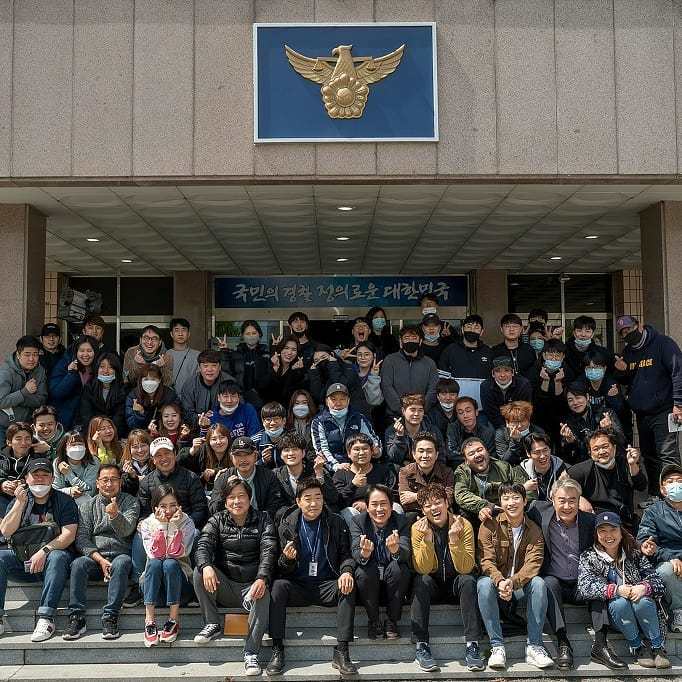 Jang Seung-jo revealed his closing remarks on The Good Detective.Actor Jang Seung-jo left a group photo of JTBC The Good Detective cast, staff members and a long ending speech on his instagram on August 26th.Jang Seung-jo said: Thank you for your love so much, it was a really happy time thanks to you who loved The Good Detective.I miss it and feel sorry for you.He said: Thank you for being able to live as a couple with Son Hyun-joo.I dont think Ill forget all the time with Alia, the blood clot with Jung Se-hyeong and the Detectives from the 2nd strong team.I was so grateful to Actors, he said.The Good Detective Captain Cho Nam-guk and all the staff were so grateful to you!!!And I am grateful to the staff, and thank you for the family members Jonghyun Hyena Bomin Songhwa Hyesim Hyemin.Jang Seung-jo added: Well see you soon, everyone Thank you.