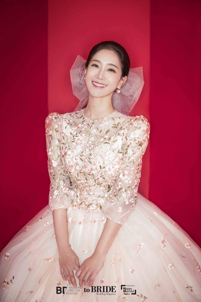 Kim Ha-Youngs single Wedding album, which has long been loved as a Surprise Girl and Pro Poetry, has been released.Happy Merid Company released its single Wedding album on August 26, saying, Kim Ha-Young, who is enjoying a wonderful single life, shot Real Wedding album, not Acting.The Wedding album, which was unveiled, was specially designed to support Kim Ha-Youngs steamy pink future, which has a professional marriage title with hundreds of weddings in MBC longevity entertainment program Mysterious TV Surprise .Kim Ha-Young robs her gaze in the graceful yet alluring figure of a wedding dress; she has no mate at the moment, but she feels no solitude in her brightly smiling face.Kim Ha-Young said, It is marriage that two people share their lives, but they do not follow responsibility.In that sense, I was (alone) alone, he said.She added, The best thing (I shot a single Wedding album) was that the shooting ended faster than when they were shooting, she said. It was a happy memory because I could get the cut I wanted quickly without being hard.(Photo Source: Happy Merid Company, Wedding Director Bongd, Two Bride, Atelieroza, Ailee Style, The Rouge Flower, Kokomika, Minmori, Jung Min Kyung Stylelist)pear hyo-ju