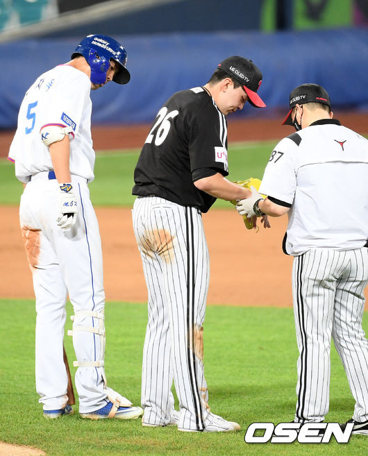 On the afternoon of the 26th, the Samsung Lions Lions and the LG Twins played at the Deagu Samsung Lions Lions Park in the 2020 Shinhan Bank SOL KBO League.LG starter Lee Min-ho, who hit the line drive of one Samsung Lions Koo Ja-wook in the second inning, is complaining of pain.
