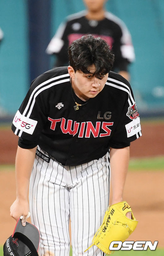 On the afternoon of the 26th, the Samsung Lions Lions and the LG Twins played at the Deagu Samsung Lions Lions Park in the 2020 Shinhan Bank SOL KBO League.LG starter Lee Min-ho, who threw a ball to the Samsung Lions lead hitter Kim Sang-su in the fifth inning, apologizes to Kim Sang-su.