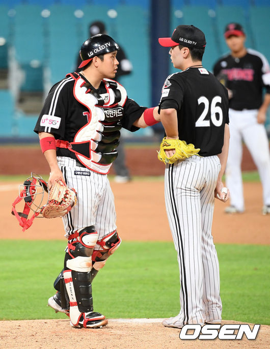 On the afternoon of the 26th, the Samsung Lions Lions and the LG Twins played at the Deagu Samsung Lions Lions Park in the 2020 Shinhan Bank SOL KBO League.LG Yu Kang Nam is on the mound and is talking to starter Lee Min-ho at the Samsung Lions Kang Min-ho at the bottom of the sixth inning.