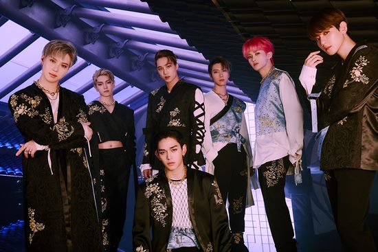 The group SuperM will continue its first full-length album project Super One with its new song Tiger Inside.SuperMs new song Tiger Inside will be released on September 1 at 1 p.m. (1 EST, 8/31 21 p.m. PST), Flo, Melon, Genie, iTunes, Apple Music, Sporty Pie, QQ Music, Cougu Music, Cougar Music and other music sites.This new song, Tiger Inside, is a dance song that uniquely unravels oriental themes with a synthesizer that reminds me of the grunting sound of a beast and an intense 808 bass that is dedicated.In addition, Tiger Inside is an extension of the message that We all have the power of one as a special being and overcome the difficulties we are experiencing together with one power, which is contained by SuperMs first regular album project Super One. Lets do it was melted into the lyrics.In addition, Tigers movement will be shaped to further dynamic and dynamic choreography, which will be ensemble with SuperMs powerful and passionate energy, and will provide the performance of the past, so it will attract the attention of global music fans.As a result, SuperM will release its second single, Tiger Inside, following the previously released single 100 (Hundred), amplifying expectations for its first full-length album, Super One, which will be released on September 25.Meanwhile, SuperM will participate in Japans largest summer music festival, a-nation online 2020 (Anation Online 2020), which will be held online on August 29th.Photo: SM
