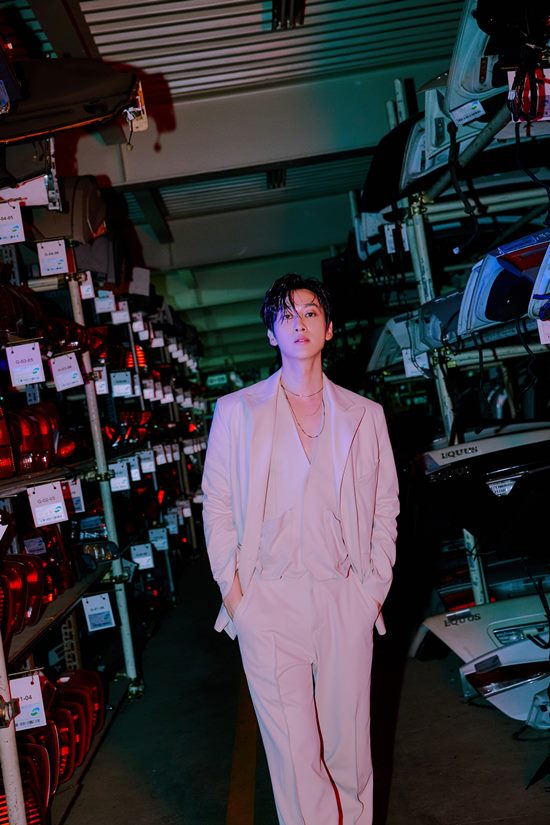 Eunhyuks personal Teaser Image, which reflects the atmosphere of the group Super Junior-D & Es Mini 4 album, was released.Super Junior-D & E uploaded Eunhyuks personal Teaser photos through Super Juniors official SNS at 0 am and 10 am on the 26th.In the open image, Eunhyuk has added maturity by wearing only the best suit without a shirt in a beige suit, and in other photos, he wears a black shirt and striped pants to create a modern atmosphere.Super Junior-D&Es fourth mini-album BAD BLOOD (Bad Blood), which is scheduled to be officially released at 6 p.m. on September 3, includes five songs, including the title song B.A.D (Bad).Among them, the song To You (Tomorrow) is a rock ballad genre song that doubles the sadness by putting string melody on a calm piano line and energyy electric guitar track.In the lyrics, Eunhyuk expresses the regret of a man who realizes the importance of his lover only after breaking up, and Eunhyuk participates in the lyrics and raises expectations.Super Junior-D&Es Mini 4 album, which will be released in three types of COLD BLOOD (Cold Blood), HOT BLOOD (Hot Blood), and BALANCE (Balance), can be purchased at various on-line and off-line record stores.Photo: SJ Lable