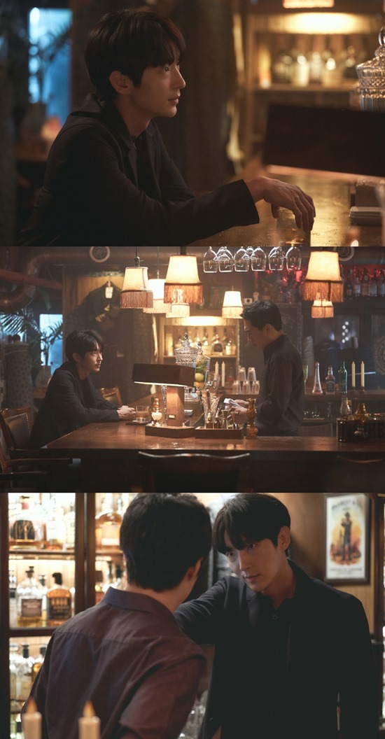 In the 9th episode of the TVN tree drama Flower of Evil, Do Hyun-soo (Lee Jun-ki), who was driven by Accomplice in the serial murder case during the performance, will be depicted struggling to remove his falsification.In the open photo, Do Hyun-soo faces a bartender alone in a strange bar.At first glance, it seems to be disguised as a guest who came to drink a drink, but it is assumed that he found this place with other intentions in the gaze of Do Hyun-soo who sees through the bartender in front of him.Do Hyun-soos eyes, which are confronted with the bartender, turn into a sharp eye.The situation that has just been reversed 180 degrees causes a breathtaking tension, and the identity of the man that Do Hyun-soo found heightens curiosity.In addition, Do Hyun-soo is now the most likely Accomplice in the Serial Murder Case in Performance, and his nervousness is at its peak with the Susa network, which is gradually narrowed down by his wife and criminal carpenter (Moon Chae-won).Whether this man he met can help to remove the falsification of Do Hyun-soo, and what is the source of this tension like this ice sheet flowing between Do Hyun-soo and the man stimulates the imagination of viewers.The 9th and 10th episodes of Flower of Evil will be broadcast at 10:50 p.m. on the 26th and 27th, and will be replaced by special broadcasts on the 3rd after 11 episodes on September 2nd./ Photo = tvN