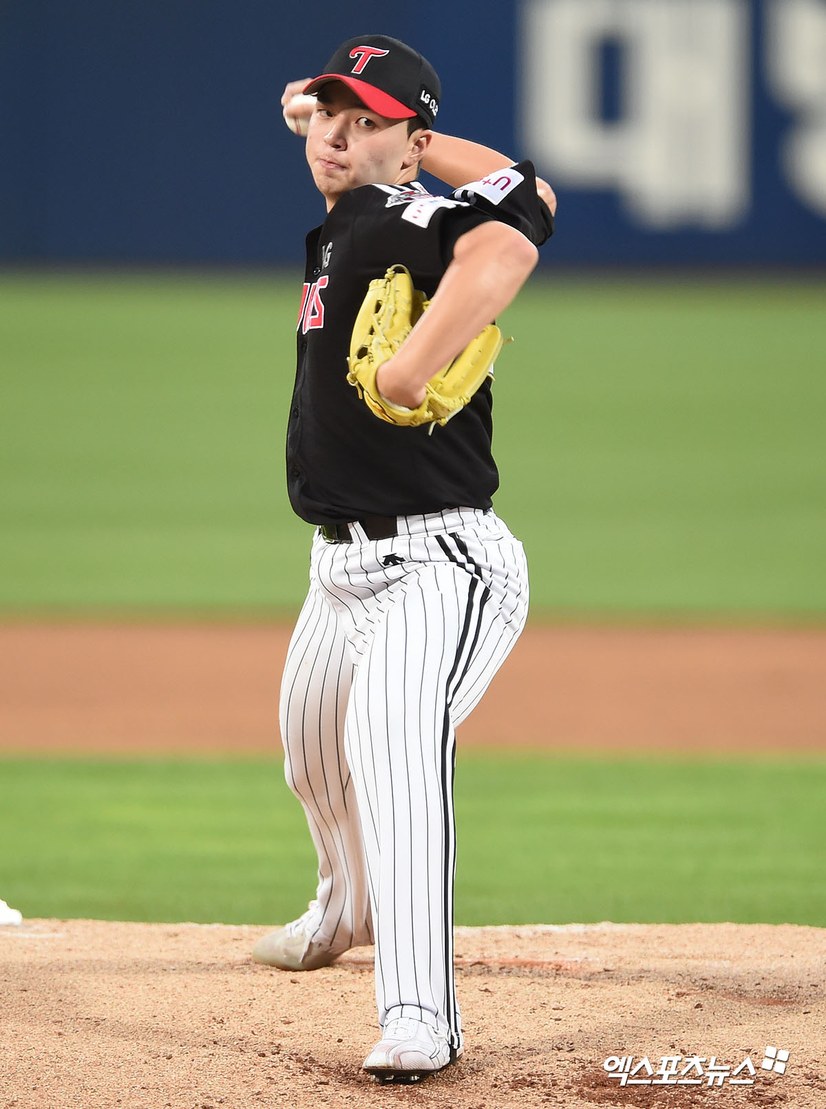 LG Twins and Samsung Lions Lions game of the 2020 Shinhan Bank SOL KBO League held at Deagu Samsung Lions Lions Park on the afternoon of the 26th, and LG starter Lee Min-ho is throwing the ball vigorously at the end of the first inning.