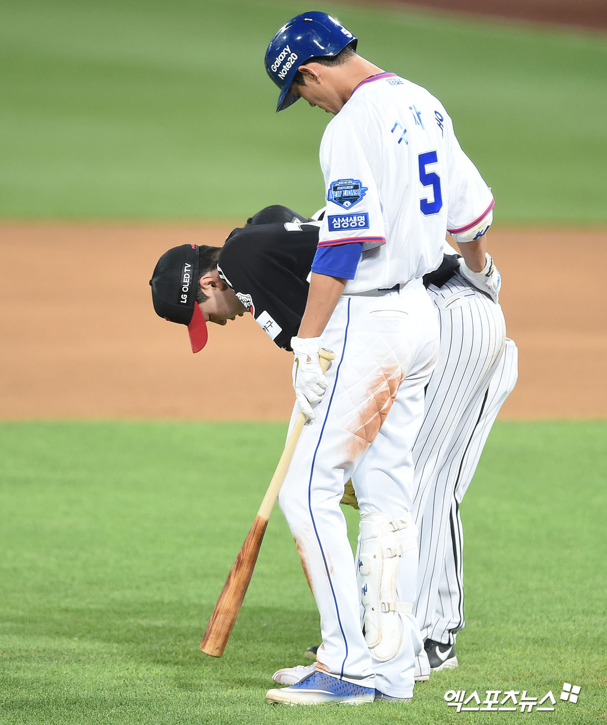 The 2020 Shinhan Bank SOL KBO League match between the LG Twins and the Samsung Lions Lions at the Deagu Samsung Lions Lions Park on the afternoon of the 26th, and the first Samsung Lions Koo Ja-wook in the second inning, are approaching LG Lee Min-ho, who is suffering after being out of the pitcher line drive.