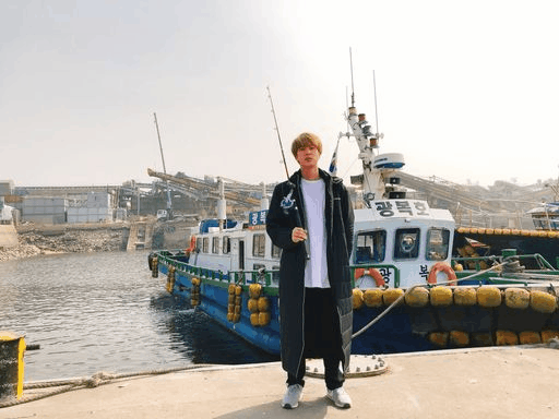 낚시 매니어 진은 인천 남항에서 여러 차례 바다낚시를 즐겼다. 함께 따라 나선 슈가의 모습도 보인다. [사진 방탄소년단 공식 트위터]