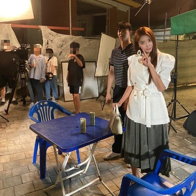 Oh Yoon-ah and Ki Do Hun flaunted their visual couple-down sideActor Oh Yoon-ah posted two photos on his Instagram on August 27 with an article entitled Fighting to the Last! #Shouldbe #Failable Couple.The photo shows Actor Oh Yoon-ah and Ki Do Hun, who are shooting the set.The two are working together as Older and younger couples in the popular KBS 2TV weekend drama Ive been there once (hereinafter Should Be).Oh Yoon-ah is posing V while Ki Do Hun is smiling warmly behind her.Above all, Oh Yoon-ah captures the attention of those who see it as a sensual styling as a representative of online shopping mall in the play.