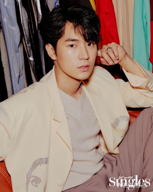 In the photo, Park Seoham boasted a distinct features and overwhelming physicality.A casual trendy look with a shirt and knit layering, and a loose fit suit, creating a soft and gentle mood.Park Seoham says nickname of fashion terrorist is a recent worryHe said, I tend to study by looking at celebrities who wear well, such as EXO Kai, senior Godseven, and Kim Nam-joon (RM) of BTS, who is a friend of my senior Gods Seven, or searching for How to wear mens clothes on YouTube.I think fashion is a sense, he said, trying to escape the nickname of fashion terrorist .In order to raise feeling, we will meet fashion mentoring such as fashion designers, hip artists, and brand marketers to include the process of becoming a fashionista.I think it would be nice to include the process of growing enough to coordinate team members later. I will also show various stories of daily logs and beauty logs. Meanwhile, the group KNK, which Park Seoham belongs to, will come back in September.Magazine Singles pictorials for Sept