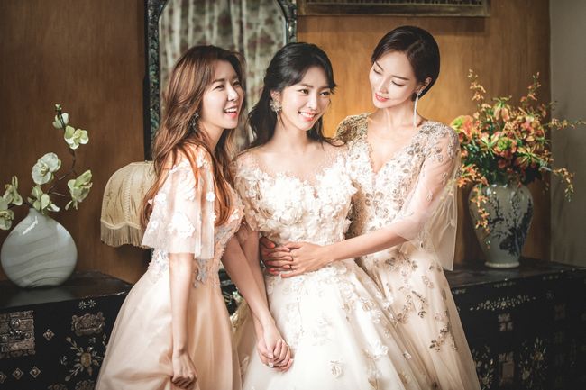 Actor Bae Seul-Ki announced the news of Youtuber Shim Sa-seop and the surprise marriage, while Actor Seo Young, the best friend, and Kim Ji-hye, the wife of the group blue member Ace, stepped out as best man.On the 27th, Bae Seul-Ki recently filmed a Wedding album with a prospective groom, Shim Sang-seop.To celebrate their marriage, Actor Seo Young, the team-chin of Bae Seul-Ki, and singer Kim Ji-hye were dispatched.In this obtained photo, Bae Seul-Ki is enjoying plenty of celebrations between Seo Young and Kim Ji-hye, all three of whom are spewing fantastic beauty in the form of fine dresses.The bride-to-be, Shim Ri-seop, also joined us. He smiles broadly at the camera, holding the hand of the bride-to-be, Bae Seul-Ki.Seo Young and Kim Ji-hye, who both stand beside each other, are celebrating Friends marriage with their brightest smiles.Bae Seul-Ki, who is working as a YouTuber, decided to marriage three months after his relationship with Shim Sin-seop, who is two years younger than Bae Seul-Ki.It seems to have something in common with YouTube.Bae Seul-Ki told SNS on the day, I felt that all the tensions of my life that have been accumulated have begun to calm down when I met a person who is warmed by just talking together.Its so amazing, he told fans first of his marriage.He said, Thank God for making me meet such a precious person.The ceremony, which was scheduled for the end of September with family members, friends and grateful acquaintances, is now being considered as a social situation that is getting worse. I will show a good appearance with more active acting activities in the future, and I will live a happy family as a wife of a man and live beautifully.I will live with warm love. Happy Merid Company, Wedding Director Bong, Two Bride, Jung Kyung Ok Wedding, Aile Style, Lauder Flower, Comica, Mine Mori, Jung Min Kyung Stylist, Splendino, Suwon