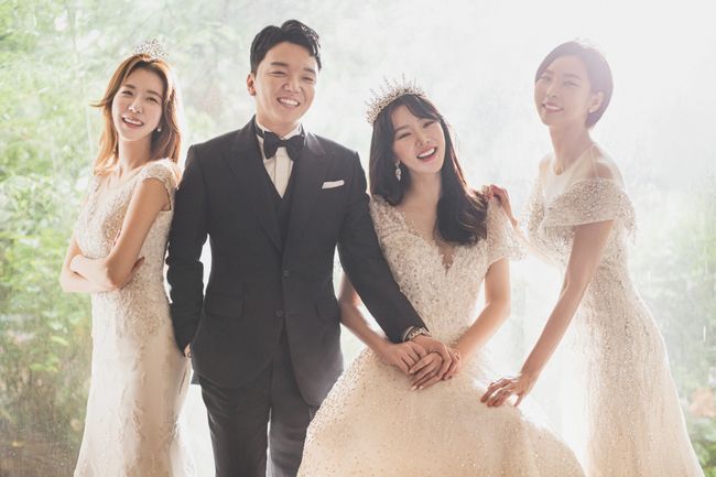 Actor Bae Seul-Ki announced the news of Youtuber Shim Sa-seop and the surprise marriage, while Actor Seo Young, the best friend, and Kim Ji-hye, the wife of the group blue member Ace, stepped out as best man.On the 27th, Bae Seul-Ki recently filmed a Wedding album with a prospective groom, Shim Sang-seop.To celebrate their marriage, Actor Seo Young, the team-chin of Bae Seul-Ki, and singer Kim Ji-hye were dispatched.In this obtained photo, Bae Seul-Ki is enjoying plenty of celebrations between Seo Young and Kim Ji-hye, all three of whom are spewing fantastic beauty in the form of fine dresses.The bride-to-be, Shim Ri-seop, also joined us. He smiles broadly at the camera, holding the hand of the bride-to-be, Bae Seul-Ki.Seo Young and Kim Ji-hye, who both stand beside each other, are celebrating Friends marriage with their brightest smiles.Bae Seul-Ki, who is working as a YouTuber, decided to marriage three months after his relationship with Shim Sin-seop, who is two years younger than Bae Seul-Ki.It seems to have something in common with YouTube.Bae Seul-Ki told SNS on the day, I felt that all the tensions of my life that have been accumulated have begun to calm down when I met a person who is warmed by just talking together.Its so amazing, he told fans first of his marriage.He said, Thank God for making me meet such a precious person.The ceremony, which was scheduled for the end of September with family members, friends and grateful acquaintances, is now being considered as a social situation that is getting worse. I will show a good appearance with more active acting activities in the future, and I will live a happy family as a wife of a man and live beautifully.I will live with warm love. Happy Merid Company, Wedding Director Bong, Two Bride, Jung Kyung Ok Wedding, Aile Style, Lauder Flower, Comica, Mine Mori, Jung Min Kyung Stylist, Splendino, Suwon