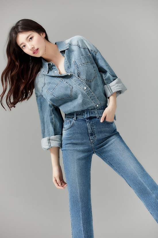 Singer and actor Bae Suzy showed casual styling using Denim pants.On Wednesday, the total lifestyle brand GUESS unveiled a Denim pictorial with Bae Suzy.In this picture, you can get a glimpse of various transformations of wide pants that have recently become a hot Denim trend.In addition to point details such as pint wrinkles and belted decorations, we introduced a variety of fits that complement the body shape, from extreme wides to semi-brush cuts that make the legs look long.You can also see the various styling tips of Bae Suzy using Denim pants as if you are looking at the closet of Bae Suzy full of denim.The pastel tone sweater with detailed logo patterns and puff sleeves is matched with Denim pants to produce a styling full of nectar, and Denim jacket and pants are matched with tone on tone to emit a cool charm.Meanwhile, Gess Bae Suzy Denim products can be found on the official online mall and nationwide stores.Photo: Gess