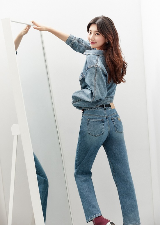 Singer and actor Bae Suzy showed casual styling using Denim pants.On Wednesday, the total lifestyle brand GUESS unveiled a Denim pictorial with Bae Suzy.In this picture, you can get a glimpse of various transformations of wide pants that have recently become a hot Denim trend.In addition to point details such as pint wrinkles and belted decorations, we introduced a variety of fits that complement the body shape, from extreme wides to semi-brush cuts that make the legs look long.You can also see the various styling tips of Bae Suzy using Denim pants as if you are looking at the closet of Bae Suzy full of denim.The pastel tone sweater with detailed logo patterns and puff sleeves is matched with Denim pants to produce a styling full of nectar, and Denim jacket and pants are matched with tone on tone to emit a cool charm.Meanwhile, Gess Bae Suzy Denim products can be found on the official online mall and nationwide stores.Photo: Gess