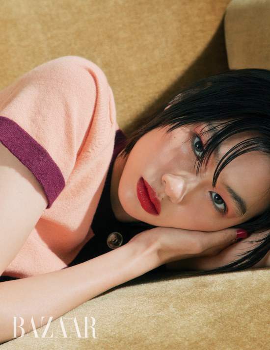 Chung Ho-yeon, on the runway, takes off charisma and emits natural charm. Fashion magazine Harpers Bazaar has released a beauty picture with Chung Ho-yeon, who is a top model and actor.This picture shows the natural charm of Model Jung Ho-yeon.In the picture, Jung Ho-yeon showed a colorful atmosphere by Acting a relaxed time on the weekend afternoon, such as spending time in a playful expression in bed, wearing red lip, and lying on a couch.It is the back door that it completely digests all the looks with the colorful expression and the eye Acting through the Acting activity and the admiration of the staff in the field.On the other hand, Jung Ho-yeon joined the Netflix new drama Squid Game starring Lee Jung-jae and Park Hae-soo and announced his full-scale move as an actor.Jeong Ho-yeons pictures and videos can be found in the September issue of Harpers Bazaar, on the website and Instagram.Photo: Harpers Bazaar