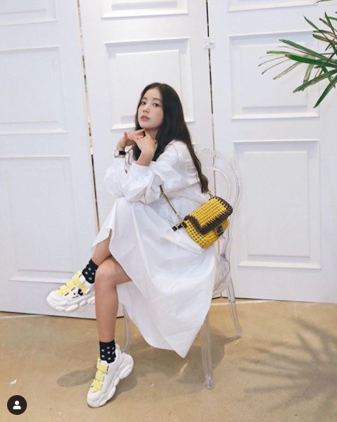 Actor Ki Eun-se has unveiled todays fashion.Ki Eun-se posted a picture on his Instagram on the 27th with an article entitled [Ad] Today, in Ginny Kim and Disneys Colabo cute Ugly Shoes #kiotd #ootd.Ki Eun-se in the public photo wore a white long dress with a yellow cross bag and gave a point with an eye-gliss shoes. She sat on a chair and showed off her charm with a imposing pose.On the other hand, SBS FiL entertainment program Home Derela starring Ki Eun-se ended on the 2nd.Photo: Ki Eun-se SNS