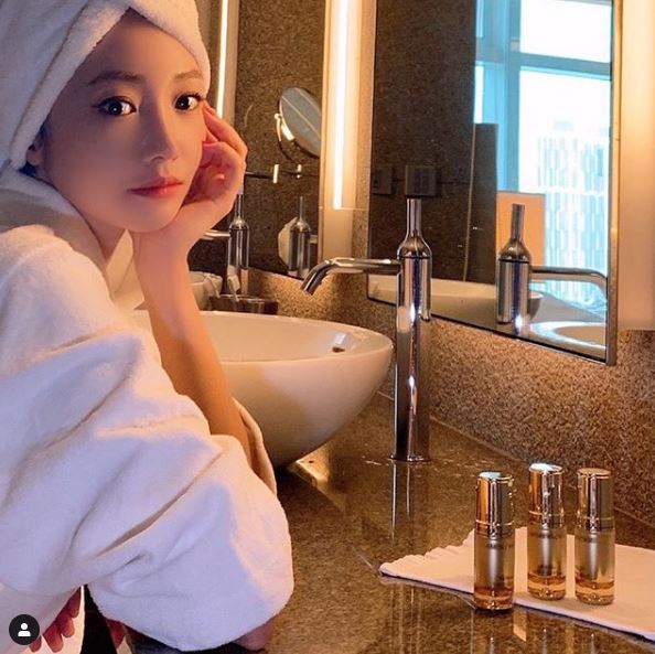 Actor Go Joon-hee has revealed the daily routine.Go Joon-hee posted a picture on his Instagram on the 27th with an article entitled SOS # Timeless Phones Ampule # AMOREPACIFIC #ad before shooting.Go Joon-hee in the public photo stares at the camera wearing a shower gown in the bathroom, her clear features and flawless skin in the light of the light catch her eye.On the other hand, Go Joon-hee appeared on KBS Joy Love Intervention Season 3 on the 25th.Photo: Go Joon-hee SNS