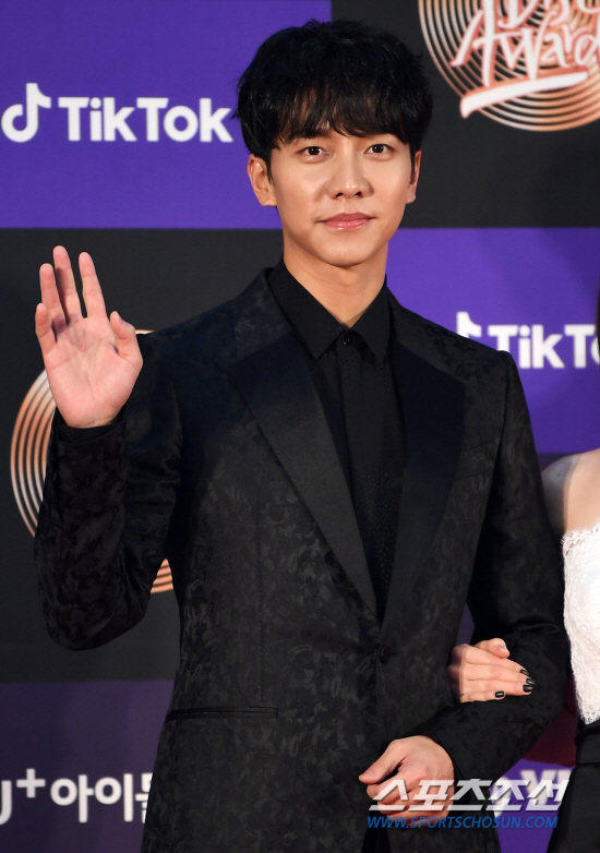 Singer and actor Lee Seung-gi announced the progress of the flamer complaint.On the 28th, Lee Seung-gis agency Hook Entertainment announced the results of the flammer The Judgment confirmed on the 19th through the official website.In the case of the Judgment in the Deagu District Court Sangju Sangmu FC support on August 19, 2020, the court has decided to judg the fines of 5 million won to the flammer, the agency said. In addition to Fines, civil damages are also being reviewed. He said, Im sorry.The skin of the user is specified, and the remaining complaint is the Spirited Away of the skin of the user, which has been suspended by the prosecutor (a wanted person).There are certain flamers that appeal to the family, but they are proceeding to be legally disposed of without any agreement. The agency also promised that We are preparing for additional flammer complaints with the law firm RIU Hotels by integrating the contents of the fans and our own monitoring data, and will soon accept them. We will continue to take all possible legal action to protect the honor of our artist, and we will do our best to respond strongly without any preemption. Meanwhile, Lee Seung-gi has filed more than 100 complaints against those who spread malicious rumors in July 2016, and it is said that only one case has been carried out without any hesitation.Hello, this is HOOK ENTERTAINMENT. This is an ongoing notice regarding the flammer complaint.In the case of the Judgment of the Suspension in the Deagu District Court Sangju Sangmu FC support on August 19, 2020, the court ruled that Flamer had the Fines 5 million won in the middle of the complaint.In addition to Fines, we are also considering civil damages claims, and we are trying to keep the policy of asking the flammers to the end of their civil liability.The remaining charges that are currently specified in The skin of the user are the Spirited Away of The skin of the user, and the prosecution has been suspended (a wanted order) by the prosecutor.There is also a specific flammer that appeals to the family, but it is proceeding to be legally disposed of without any agreement.We are preparing for an additional flamer complaint with RIU Hotels, a law firm, by integrating the contents of the report and our own monitoring data.We will continue to take all possible legal action in the civil and detective to protect the honor of our artist, and we will do our best to respond strongly to any legal action without any preemption for a healthy Internet culture.Thank you.