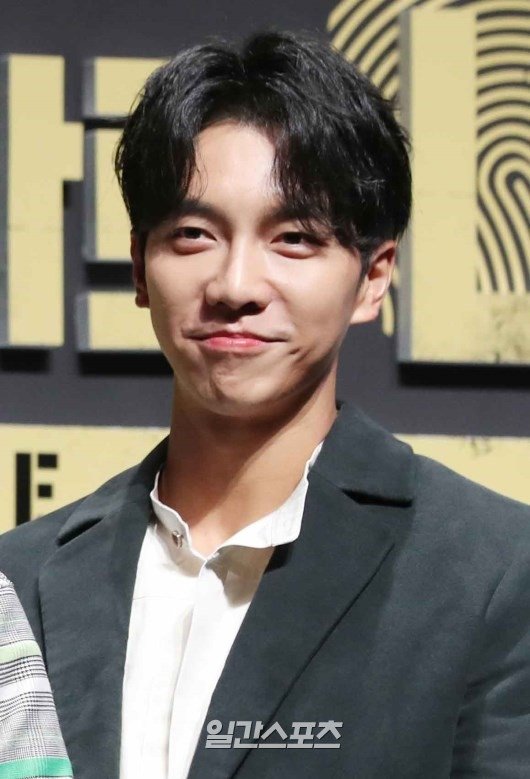 Actor and singer Lee Seung-gi continues to take a tough legal response to the flammer.Lee Seung-gis agency, Hook Entertainment, reported on the website on the 28th that the ongoing flammer complaint was reported.Lee Seung-gi said, In the case of the Judgment of the Judgment of the Daegu District Court on August 19, 2020, the court Judgmented the fines of 5 million won to the flamer and confirmed it.In addition to Fines, we are also considering civil damages claims, and we are trying to keep the policy of asking the flammers to the end of civil liability. The skin of the user is currently specified, and the remaining complaint is the Spirited Away of the skin of the user, which has been suspended by the prosecutor (a wanted order).In addition, there is a specific flammer that appeals to the family, but it is proceeding to be legally disposed of without any agreement. We are preparing additional flammer complaints with the law firm Liu by integrating the contents of the report and the monitoring data of the fans. .We will continue to take all possible legal measures to protect the honor of our artists, and we will do our best to respond strongly to strong legal action without any hesitation for a healthy Internet culture.