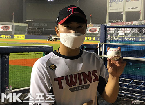 Kim Yun-stock, 20, won his first debut in the LG Twins 94th Kyonggi season.The main character of the match against Jamsil ktwiz on the 27th was Kim Yun-stock.6 innings, 2 hits, 2 walks, 2 strikeouts, and no runs, almost completely sealed the kt line ahead of homer leader Rohas; LGs 2-0 victory.Kim Yun-stock, who spent the best day in the LG uniform, looked dazed. I dont really feel it, he said.I thank Ryu Joong-il, who has trusted me and has been using me for a while. Kim Yun-stock, who was rated as a lumber to take charge of Lee Min-ho and LG mound, went between 1 and 2 until July; KBO League Kyonggi was also a mainly relief mound.But Chauchans shoulder injury made him a fix starter in August, not a ten-day rush like Lee Min-ho.Kim Yun-stock is on the mound at intervals of 6-7 days; winning the fruit of victory in Augusts final start.Kim Yun-stock said, Kyonggi didnt get a zero early on. I dont think he delivered his strength properly.I was able to throw up to six innings after I focused on stopping one batter, he said.I wasnt nervous, but I couldnt care about Lee Min-ho, who had already become a four-win Pitcher, and finally I enjoyed the joy of my first win.In his hand was a monument that Ko Woo Seok had taken care of.Ko Woo Seok said, (Kim) Yoon Sik has won his first victory in 16 Kyonggi, but I congratulate you very much.I hope I will be a 100-win Pitcher in the future. To be 100-win Pitcher as Ko Woo Seok wishes, you need to win 99 more - to be a better Pitcher.Kim Yun-stock said, We need to improve our control of the ball and the ball, and we need to work harder.Citing Ryus expression, baby Kim Yun-stock ran 100m.It wont be Ryus only interest to watch how Lee Min-ho and Kim Yun-stock will grow.