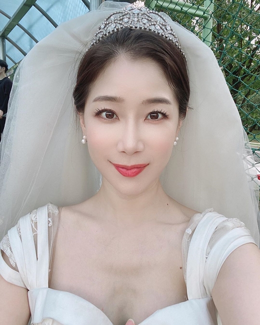 Actor Kim Ha-Young reveals the shape of Wedding DressKim Ha-Young wrote on his Instagram on the 28th, I am going again today... # Surprise # Mysterious TV Surprise # Prossy Journey # serial marriage # Kim Ha-Young # Surprise Girl.In addition, the photo shows Kim Ha-Young wearing a Wedding Dress. The outstanding beautiful looks attract attention.On the other hand, Kim Ha-Young revealed his daily life in MBN Paljabang broadcast on the 27th.
