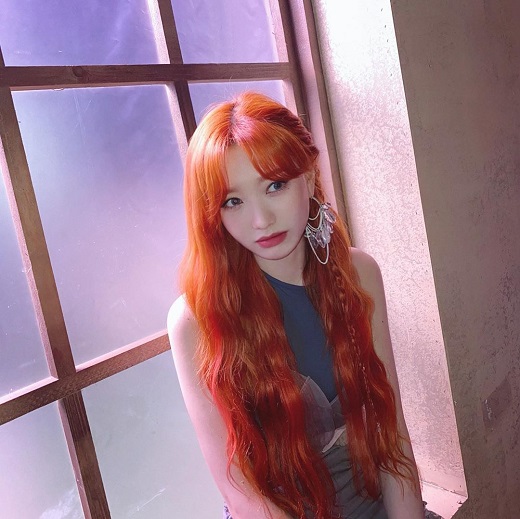 Group Lovelyz member Ryu Su-jeong has reported on the latest.Ryu Su-jeong posted several photos on his Instagram on the 28th with a short Point of a battery manager brother.The photo shows Ryu Su-jeong sitting at the window and holding his eyes. He transformed into an orange hair and captivated his fan with his fresher beauty.Meanwhile, Lovelyz, which belongs to Ryu Su-jeong, will release the mini-7 album Unforgettable (UNFORGETTABLE) on September 1.