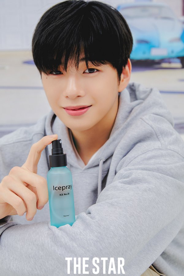This picture, which was released in the September issue of The Star Magazine, is an ad cut by Kang Daniel, selected as the model of The Mist Spray Brand Eye Spray.