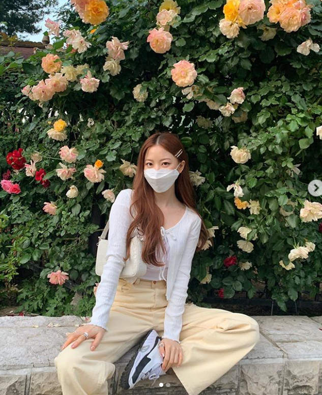 Broadcaster Lim Bo-ra reveals surrounding with Hwasa-style Beautiful lookLim Bo-ra posted a photo on her Instagram page on Friday.Lim Bo-ra in the open photo poses in a comfortable outfit with white knit and beige pants.Lim Bo-ra, who is taking pictures next to colorful flowers, shows off her Hwasa-like beautiful looks more than flowers.I covered more than half of my face with a mask, but I proved to be a Broadcaster from the model in a small face, a big lantern eye, and a perfect ratio.The netizens who encountered the photos said, Why are you always beautiful, I think it is Lim Bo-ra even if I go to the face, I wear clothes too well., I have a healthy and pleasant day today. Meanwhile, Lim Bo-ra began publicizing her face and name with singer Swings in April 2017, but news of Breakup broke out in June.He recently appeared in the web drama The Man and the Woman.Photo Lim Bo-ra SNS