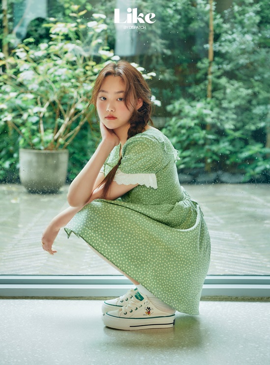 Group Gugudan Mina has emanated a refreshing and lovely charm.Jellyfish, a subsidiary, released a fashion picture of Mina on the 28th.In this pictorial, which is based on the concept of Instagram Moment (INSTA MOMENT), Mina produced a unique bright, positive energy and a lovely atmosphere.He showed a variety of charms, ranging from a clear smile, a smile, a fresh beauty to a chic mood.Mina is completely immersed in the shooting concept, and when the shooting started, she freely used her facial expressions and poses and showed her picture artisan aspect.Meanwhile, Mina has been debuting to Gugudan in 2016, and has been selected as a model for beauty, fashion, and food as well as participating in various dramas, broadcasting program MC, and OST singing.Photograph: Jellyfish