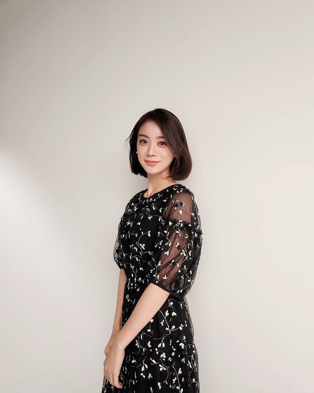 Shin Min-chul Hyelim, increasingly prettier honeymoon current status ..Elegance full of beauty Hyelim, a member of the group Wonder Girls, told her lovely recent situation.Hyelim posted several photos on his Instagram on the 28th with an article entitled Book interview day.Hyelim tagged Yubins ID and said it was a picture taken by Yubin.In the open photo, Hyelim is staring at the camera with an Elegance smile in the background of a white wall.The dress and single-headed hair mixed with black and white make the loveliness of Hye-rim more prominent.Meanwhile, Hyelim married Taekwondo player Shin Min-chul last July.Photo: Hyelim Instagram