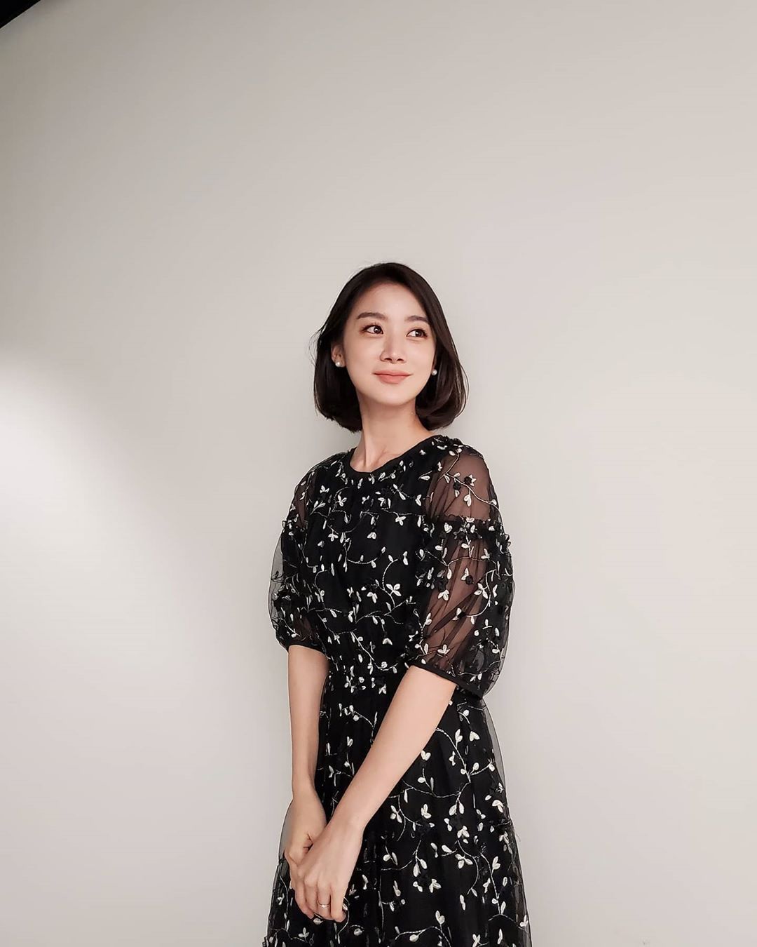 Shin Min-chul Hyelim, increasingly prettier honeymoon current status ..Elegance full of beauty Hyelim, a member of the group Wonder Girls, told her lovely recent situation.Hyelim posted several photos on his Instagram on the 28th with an article entitled Book interview day.Hyelim tagged Yubins ID and said it was a picture taken by Yubin.In the open photo, Hyelim is staring at the camera with an Elegance smile in the background of a white wall.The dress and single-headed hair mixed with black and white make the loveliness of Hye-rim more prominent.Meanwhile, Hyelim married Taekwondo player Shin Min-chul last July.Photo: Hyelim Instagram